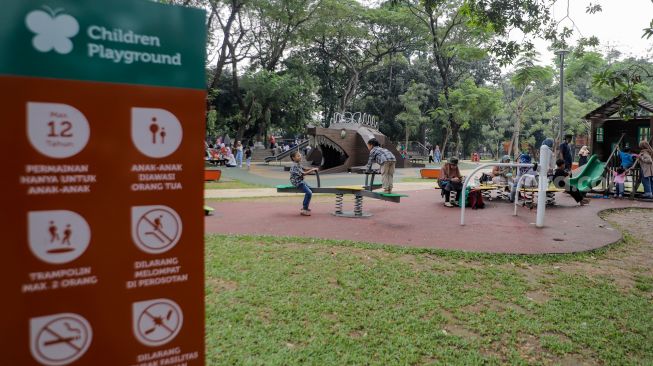 Anak-anak bermain saat berwisata di Tebet Eco Park, Jakarta Selatan, Kamis (13/7/2023). [Suara.com/Alfian Winanto]