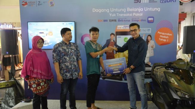 Apresiasi Nasabah, BRI Bagi Hadiah Undian Promo di Pasar Tanah Abang Blok B