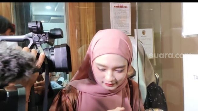 Inara Rusli di Ditreskrimum Polda Metro Jaya pada Kamis (13/7/2023). [Suara.com/Tiara Rosana]