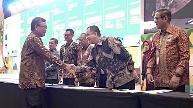 Menteri Energi dan Sumber Daya Mineral (ESDM) Republik Indonesia Arifin Tasrif (kiri) bersama Chief of Corporate Affairs Astra Riza Deliansyah (kedua kanan) dalam seremoni penandatanganan kerja sama Pengembangan Ekosistem Green Energy yang berlangsung pada acara The 11th Indonesia EBTKE ConEx 2023 di ICE BSD City, Tangerang pada Rabu (12/7/2023) [Astra].