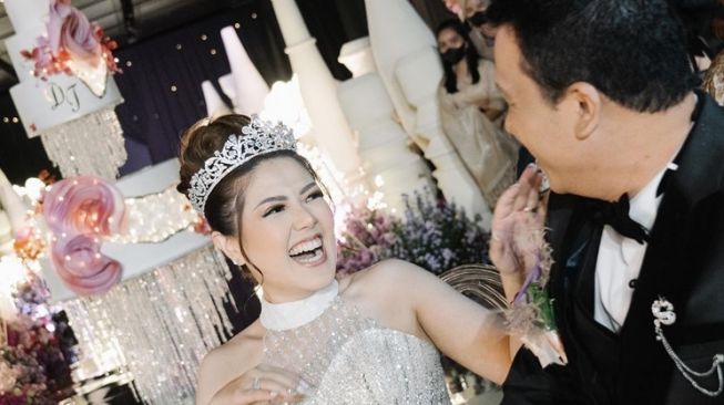 Baru Sebulan Nikah, Tina Toon Bagikan Kabar Kurang Enak