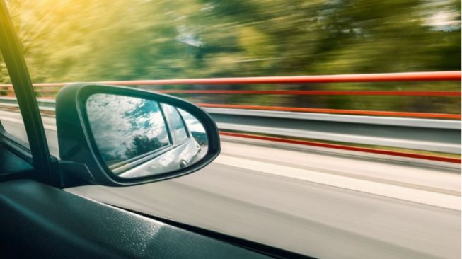 Ilustrasi mobil kecepatan tinggi dalam tol (Pexels/JESHOOTS.com)