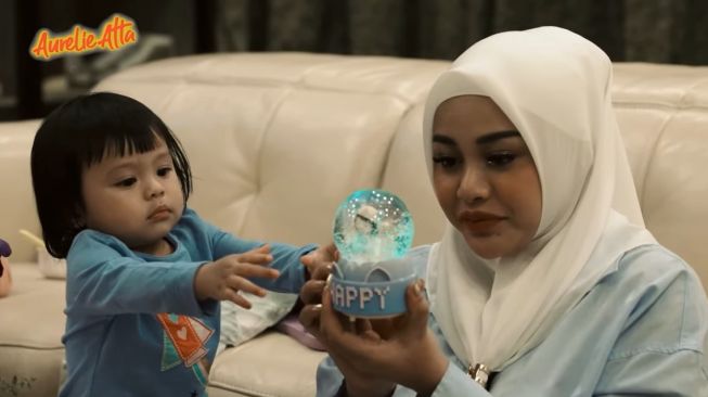 Momen Aurel Hermansyah buka kado ultah (YouTube/Aurelie Atta)