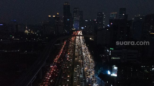 Kepadatan kendaraan saat jam pulang kantor di Jalan Gatot Subroto, Jakarta, Kamis (13/7/2023). [Suara.com/Alfian Winanto]