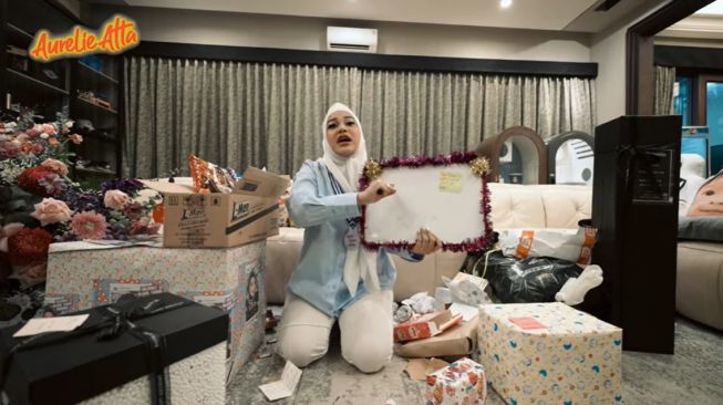 Momen Aurel Hermansyah buka kado ultah (YouTube/Aurelie Atta)