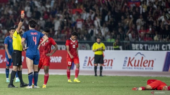Wasit Matar Ali Al Hatmi Qasim (kiri) memberikan kartu merah kepada pemain sepak bola Thailand Jonathan Khemdee (kedua kiri) saat Final Sepak Bola SEA Games 2023 di National Olympic Stadium, Phnom Penh, Kamboja, Selasa (16/5/2023).  ANTARA FOTO/M Agung Rajasa/rwa.