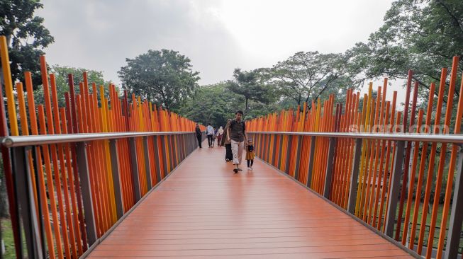 Warga berwisata di Tebet Eco Park, Jakarta Selatan, Kamis (13/7/2023). [Suara.com/Alfian Winanto]