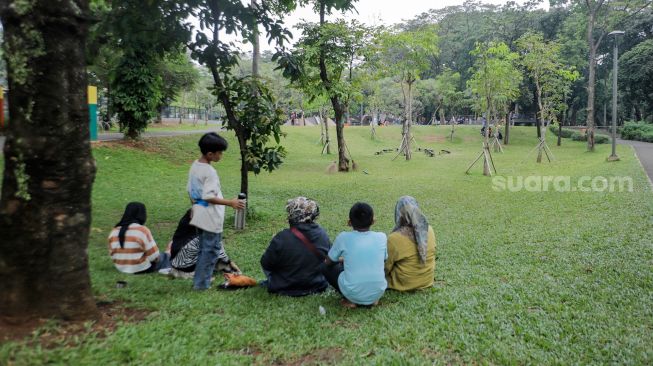 Warga berwisata di Tebet Eco Park, Jakarta Selatan, Kamis (13/7/2023). [Suara.com/Alfian Winanto]