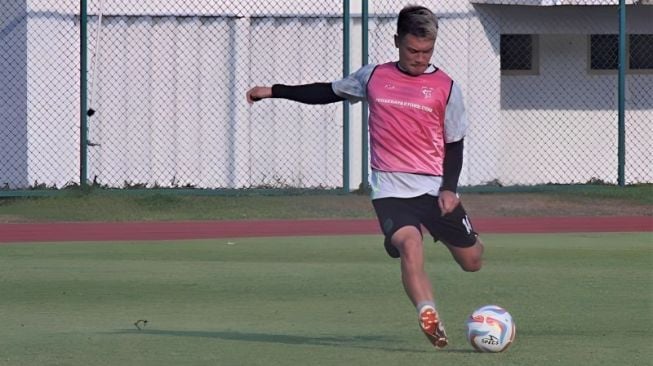 Pemain asing Persebaya Surabaya Sho Yamamoto bersiap menendang bola saat sesi latihan bersama tim di Lapangan Thor Surabaya, Rabu (12/7/2023). (ANTARA/Naufal Ammar Imaduddin)