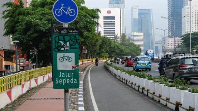 Si Pemberani! Bocah Ini Cegat Pemotor Gunakan Jalur Sepeda Sampai Ojol Emosi