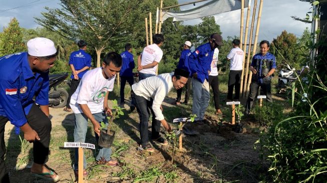 SDG Kalsel Gelar Pelatihan Kewirausahaan dan Tanam Bibit Pohon di Hulu Sungai Tengah