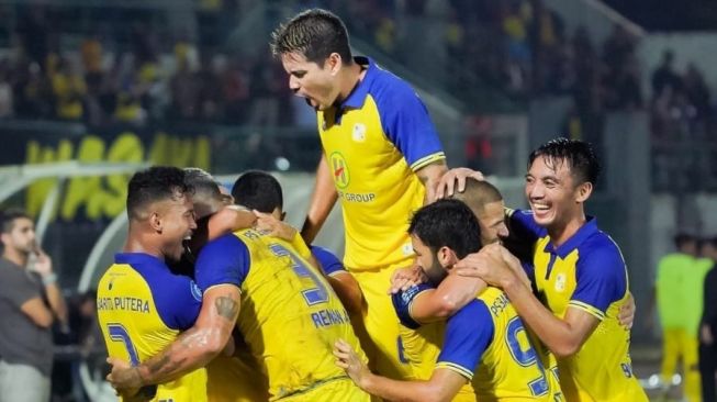Para pemain PS Barito Putera merayakan gol saat menjamu Persita Tangerang di BRI Liga 1. (Instagram / Psbaritoputeraofficial)