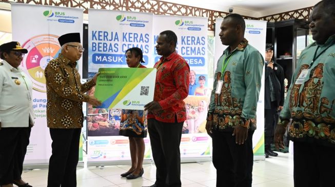 Wapres Serahkan 20.000 Kartu BPJS Ketenagakerjaan Bagi Pekerja Rentan di Papua