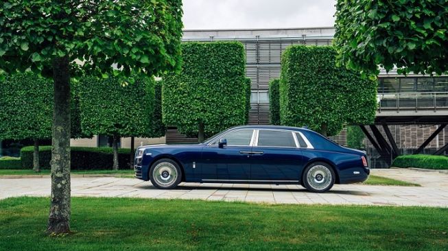 Rolls-Royce Phantom, cat bodi warna Submariner Blue, bertema piknik dengan wadah sampanye yang glamor, sampai payung di bagian buritan untuk bersantai  [Rolls-Royce Motor Cars APAC]