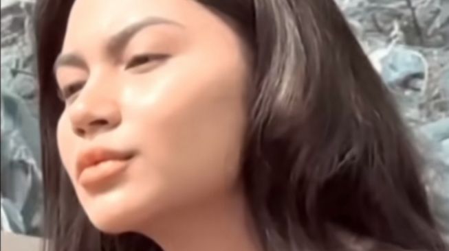 Pesona Ariel Tatum Melukis Sambil Merokok di Bali (TikTok)