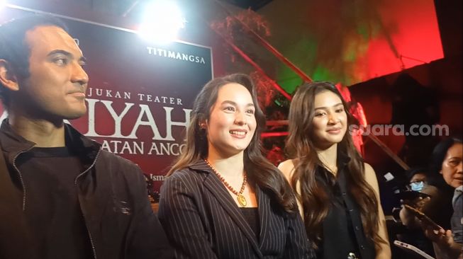 Ario Bayu, Chelsea Islan dan Mikha Tambayong  dalam konferensi pers teater Ariyah Dari Jembatan Ancol di Teuku Umar, Jakarta Pusat pada Kamis (13/7/2023) [Suara.com/Rena Pangesti]