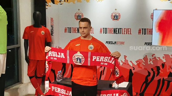 Maciej Gajos diperkenalkan sebagai pemain asing anyar Persija Jakarta, Jumat (14/7/2023) (Suara.com/Adie Prasetyo Nugraha).