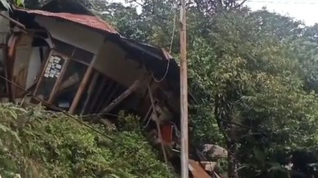 Innalillahi, 2 Balita di Padang Meninggal Tertimbun Longsor Saat Terlelap Tidur