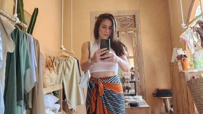 Mirror Selfie Wulan Guritno (Instagram/@wulanguritno)