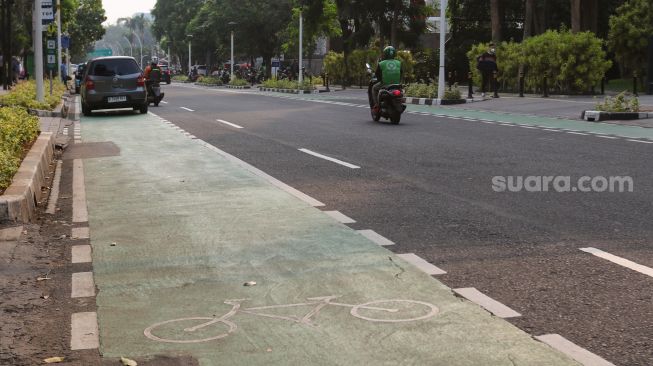 Sejumlah kendaraan melintas di kawasan Wahid Hasyim, Jakarta, Jumat (14/7/2023). [Suara.com/Alfian Winanto]