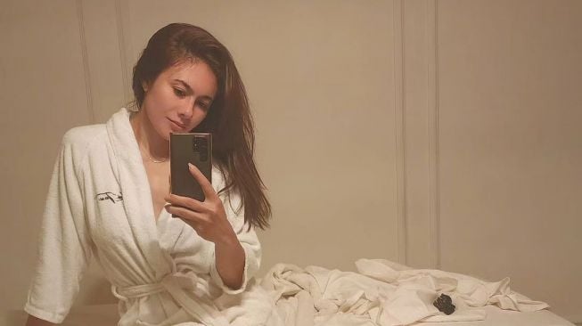 Definisi Wanita Matang! Intip 7 Potret Mirror Selfie Wulan Guritno yang Makin Seksi