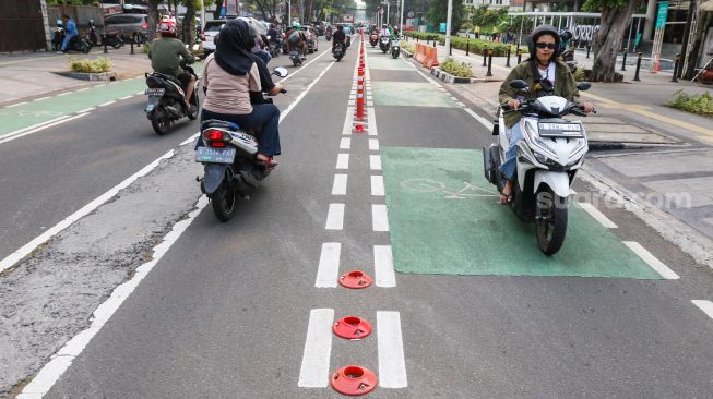 Sejumlah kendaraan melintas di kawasan Wahid Hasyim, Jakarta, Jumat (14/7/2023). [Suara.com/Alfian Winanto]