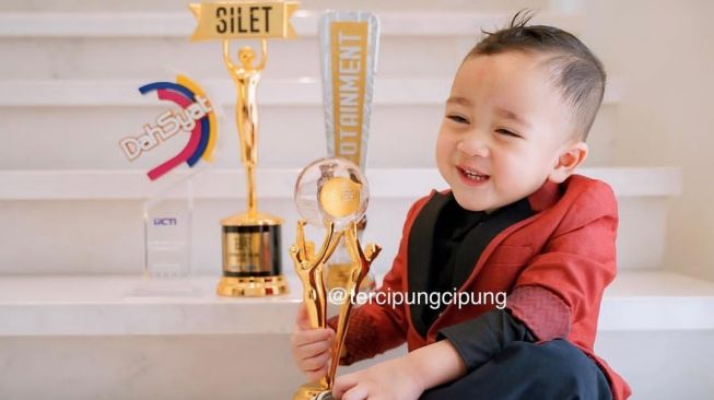 Sultan Merakyat, Rayyanza Cipung Kedapatan Makan Pecel Lele Pakai Bungkus Nasi: Padahal Rafathar Makan Salmon Mentah