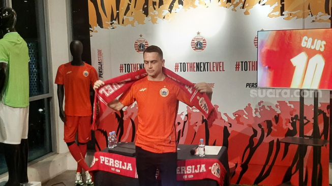 Maciej Gajos diperkenalkan sebagai pemain asing anyar Persija Jakarta, Jumat (14/7/2023) (Suara.com/Adie Prasetyo Nugraha).
