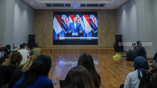 Ketua Umum Partai Demokrat Agus Harimurti Yudhoyono menyampaikan pidato politiknya melalui layar besar di Kantor DPP Partai Demokrat, Jakarta, Jumat (14/7/2023) malam. [Suara.com/Alfian Winanto]