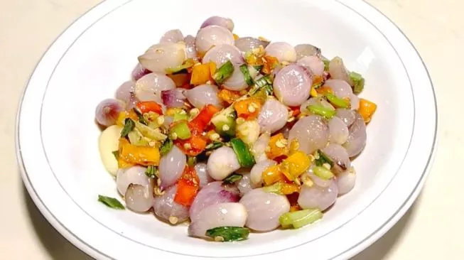 Irisan bawang merah tipis merata adalah fondasi tekstur dan rasa sambal matah yang khas