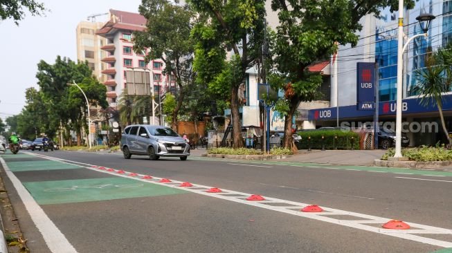 Sejumlah kendaraan melintas di kawasan Wahid Hasyim, Jakarta, Jumat (14/7/2023). [Suara.com/Alfian Winanto]