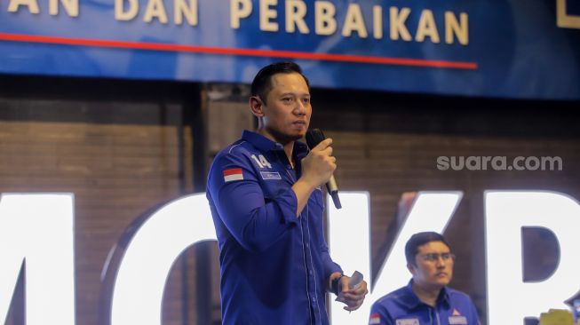 Ketua Umum Partai Demokrat Agus Harimurti Yudhoyono menjawab pertanyaan awak media terkait pidato politiknya di Kantor DPP Partai Demokrat, Jakarta, Jumat (14/7/2023) malam. [Suara.com/Alfian Winanto]