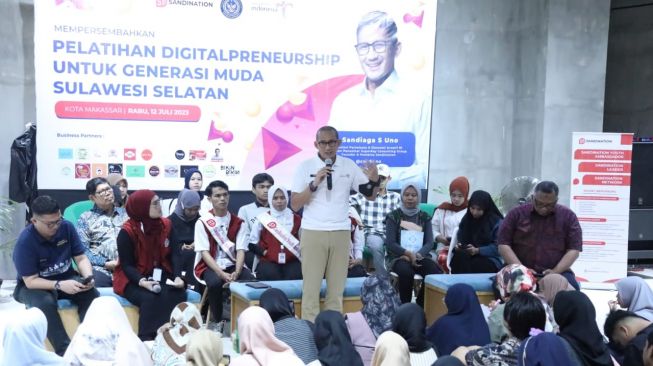 Sandiaga Uno Beri Beasiswa Wirausaha Kepada Ratusan Milenial Makassar Untuk Buka Lapangan Kerja