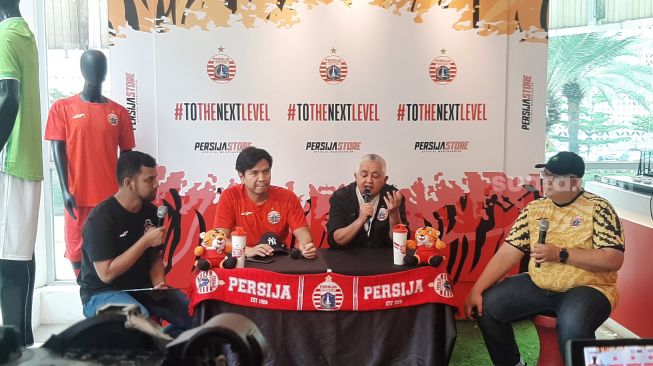 Direktur Utama Persija Ambono Janurianto saat simbolis saat konferensi pers di Persija Store, Jakarta, Jumat (14/7/2023). (Suara.com/Adie Prasetyo Nugraha)