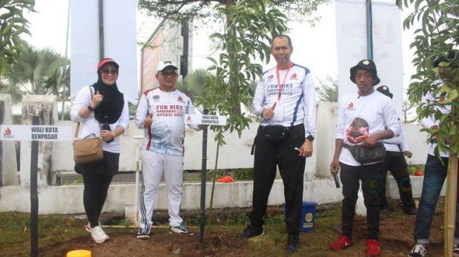 Ikut Aksi Penghijauan, Walikota Gorontalo Tanam Pohon Tabubeya