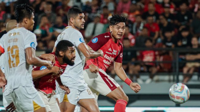 Duel Bali United vs Madura United dalam laga pekan ketiga BRI Liga 1 2023-2024 di Stadion Kapten I Wayan Dipta, Gianyar, Bali, Sabtu (15/7/2023) malam WIB. [Twitter/@BaliUtd]