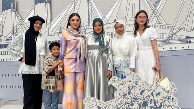 Ashanty Posting Foto Bareng Aurel Hermansyah dan Geni Faruk, Netizen Malah Salfok Ke Sini