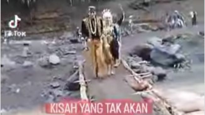 VIRAL! Pengantin di Lumajang Harus Jalan Kaki Gegara Jembatan Diterjang Banjir Lahar Dingin Semeru