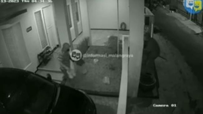 VIRAL! Aksi 2 Pencuri Sepatu Terekam CCTV di Malang, Warganet Ikut Geram: Kerja Lah Mas