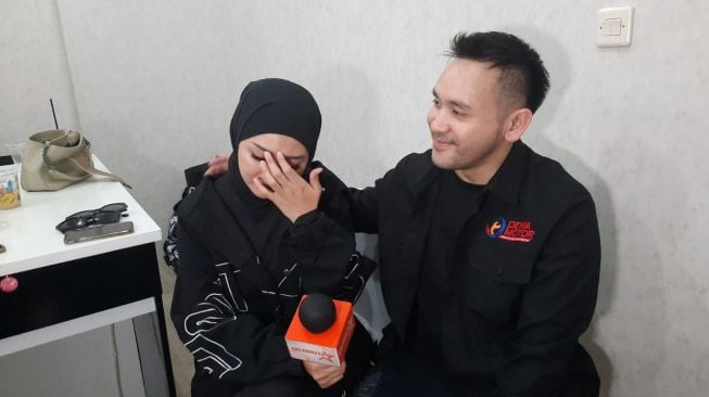 Jenita Janet Menangis Isyaratkan Memiliki Bayi (Pahami.id/Ismail)