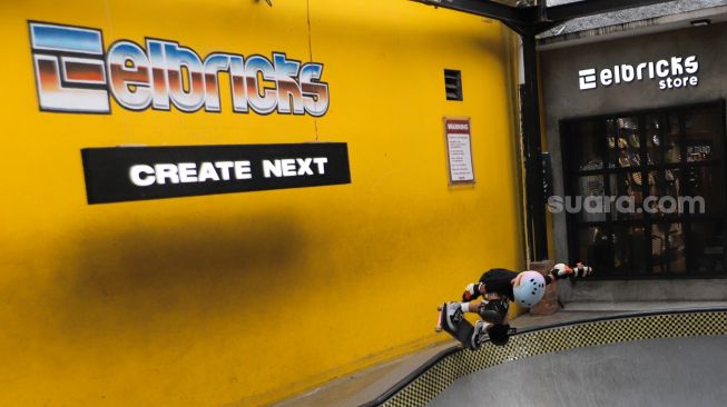 Para Skateboarder melakukan aksi di acara Converse CONS Project di Elbricks Skatepark, Jatinegara, Jakarta Timur, Sabtu (15/7/2023). [Suara.com/Alfian Winanto]