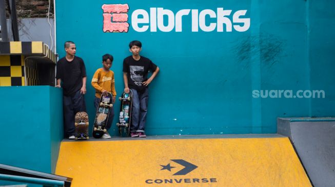 Para Skateboarder melakukan aksi di acara Converse CONS Project di Elbricks Skatepark, Jatinegara, Jakarta Timur, Sabtu (15/7/2023). [Suara.com/Alfian Winanto]