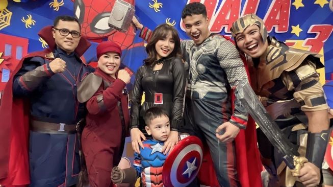 Fuji dan Keluarga Pakai Kostum Super Hero di Ulang Tahun Gala Sky (Instagram)