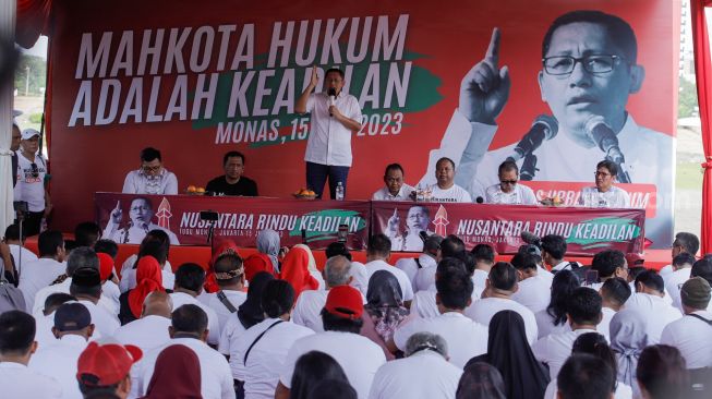 Ketua Umum terpilih Partai Kebangkitan Nusantara, Anas Urbaningrum memberikan pidato politiknya di Kawasan Monas, Jakarta, Sabtu (15/7/2023). [Suara.com/Alfian Winanto]