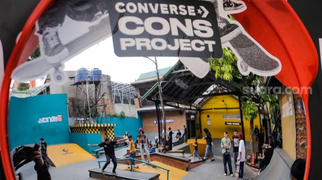 Para Skateboarder melakukan aksi di acara Converse CONS Project di Elbricks Skatepark, Jatinegara, Jakarta Timur, Sabtu (15/7/2023). [Suara.com/Alfian Winanto]