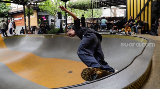 Para Skateboarder melakukan aksi di acara Converse CONS Project di Elbricks Skatepark, Jatinegara, Jakarta Timur, Sabtu (15/7/2023). [Suara.com/Alfian Winanto]