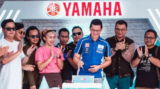 Seremoni ulang tahun HUT) ke-68 Yamaha Motor Company (YMC) pada 1 Juli dan HUT ke-49 P YIMM pada 6 Juli yang dilangsungkan di Jakarta Fair Kemayoran atau JFK 2023 pada MInggu (2/7/2023) [PT YIMM].