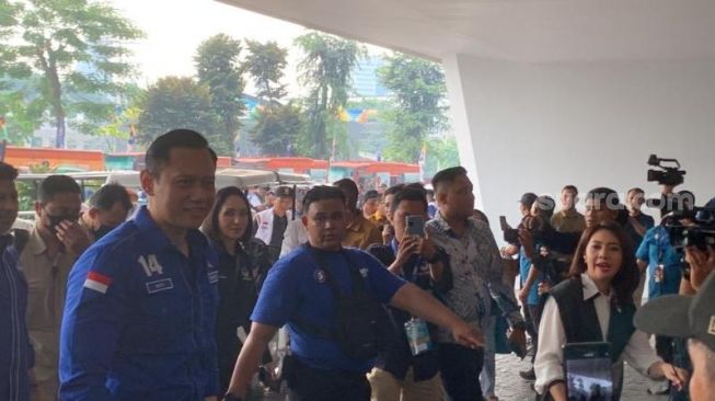 Ketum Partai Demokrat Agus Harimurti Yudhoyono saat menghadiri Apel Siaga Perubahan NasDem di SUGBK, Jakarta. (Suara.com/Rakha)