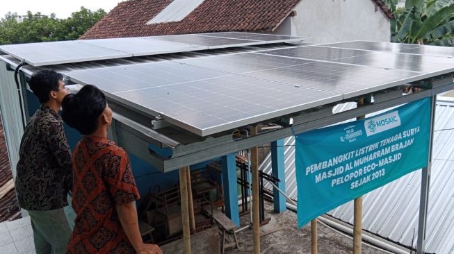 Jamaah mengecek kondisi panel surya di Masjid Al Muharram, Brajan, Tamantirto, Kasihan, Bantul, Sabtu (15/7/2023). (Suarajogja/M Ilham Baktora)