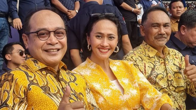 Politisi Partai Golkar yakni Christina Aryani, Supriansa dan Rizal Mallarangeng saat menghadiri acara Apel Siaga Perubahan Partai NasDem di SUGBK, Jakarta. (Suara.com/Rakha)